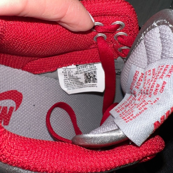 Women’s satin Nike dunks size 5 - Picture 3 of 3